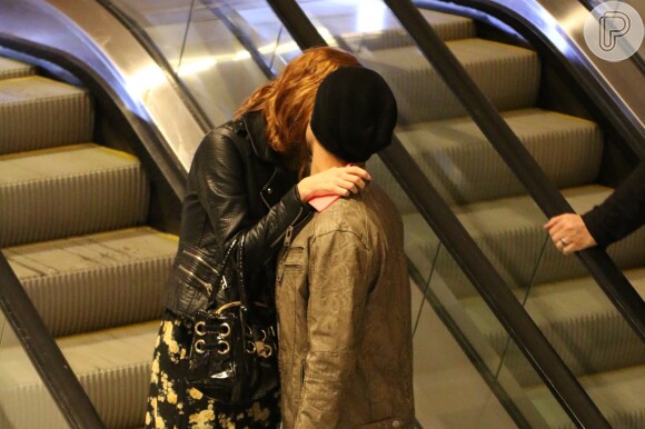 Sophia Abrahão e Sergio Malheiros se beijam em escada rolante de shopping