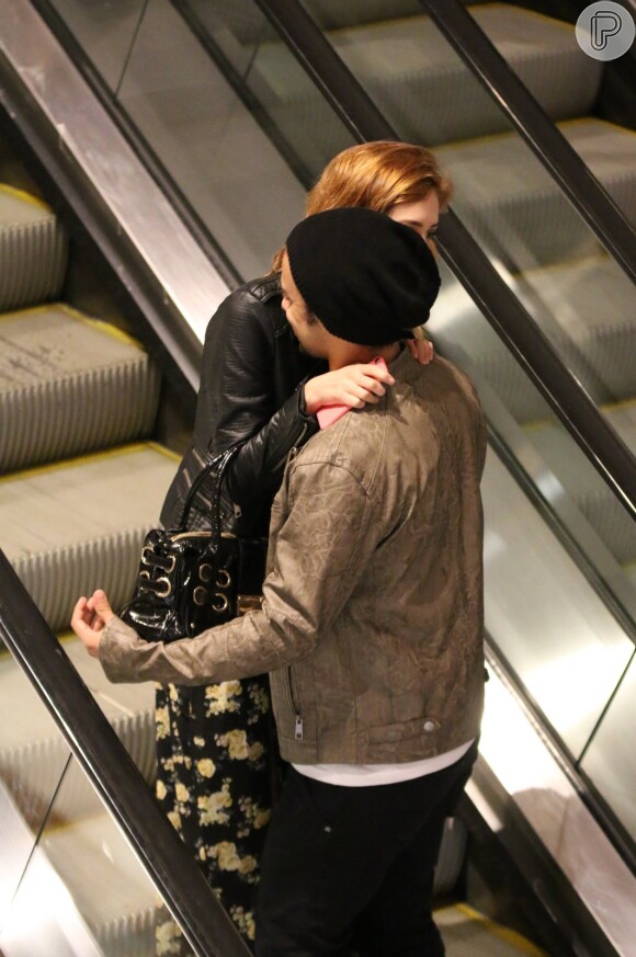 Sophia Abrahão e Sergio Malheiros se beijam durante passeio em shopping da Barra da Tijuca, Zona Oeste do Rio de Janeiro