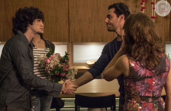 Em 'Verdades Secretas', Alex (Rodrigo Lombardi) fica com ciúmes ao descobrir que Angel (Camila Queiroz) passou a noite com Gui (Gabriel Leone)
