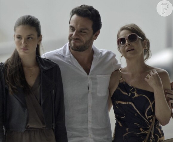 Alex (Rodrigo Lombardi) tenta causar um desconforto entre Angel (Camila Queiroz) e Carolina (Drica Moraes) e insinua que as roupas da jovem estão curtas demais