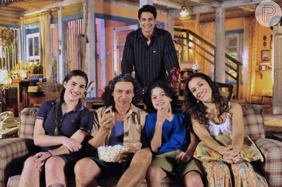 Lívian Aragão posa para foto com o elenco de 'Flor do Caribe'