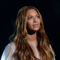 Beyoncé gasta R$ 1 milhão com sandália de diamantes para usar em novo clipe