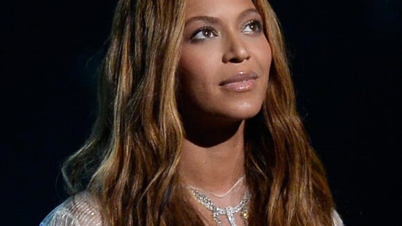 Beyoncé gasta R$ 1 milhão com sandália de diamantes para usar em novo clipe