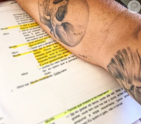 Bruno Gagliasso tem uma tatuagem com a figura de um crânio no braço direito