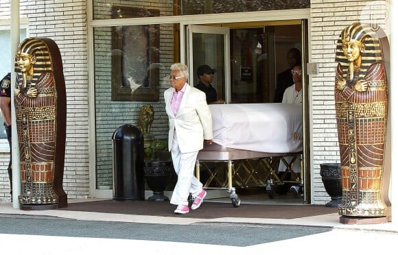 Bobbi Kristina Brown foi enterrada nesta segunda-feira, 03 de agosto de 2015, na cidade de Nova Jersey ao lado da mãe, Whitney Houston