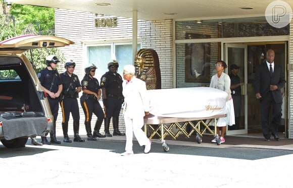 Corpo de Bobbi Kristina Brown foi escoltado no trajeto entre a funerária Whigham Funeral Home até o cemitério Fairview