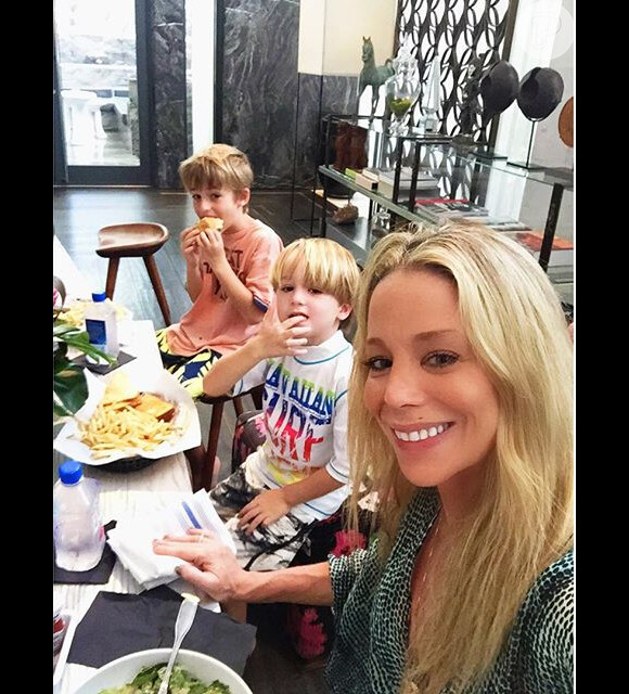 Danielle Winits está nos Estados Unidos com os filhos