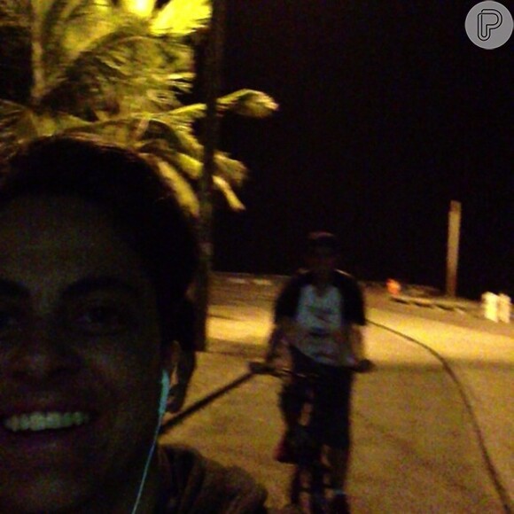 Thammy Miranda se diverte passeando de bicicleta com os amigos em praia carioca, em 04 de julho de 2013