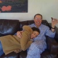 Silvio Santos relaxa no sofá de pijama e dá colo para Patrícia Abravanel