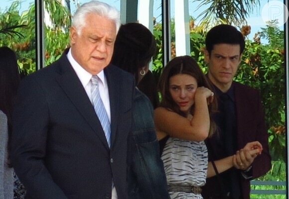 Paloma (Paolla Oliveira) chora quando tem que contar para Ninho (Juliano Cazarré) que eles perderam Paulinha (Klara Castanho), em 'Amor à Vida'