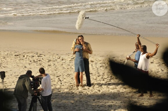 Carol Dieckmann e Domingos Montagner gravam na praia do Abricó, no Rio de Janeiro, a próxima novela das seis, 'Joia Rara'