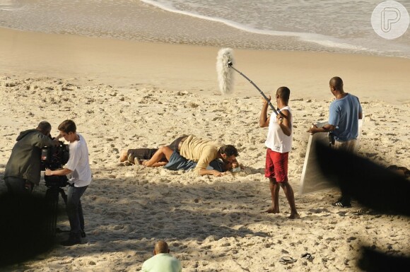 O vestido de Carolina Dieckmann subiu enquanto a atriz beijava Domingos Montagner em cena de 'Joia Rara', na praia de Abricó