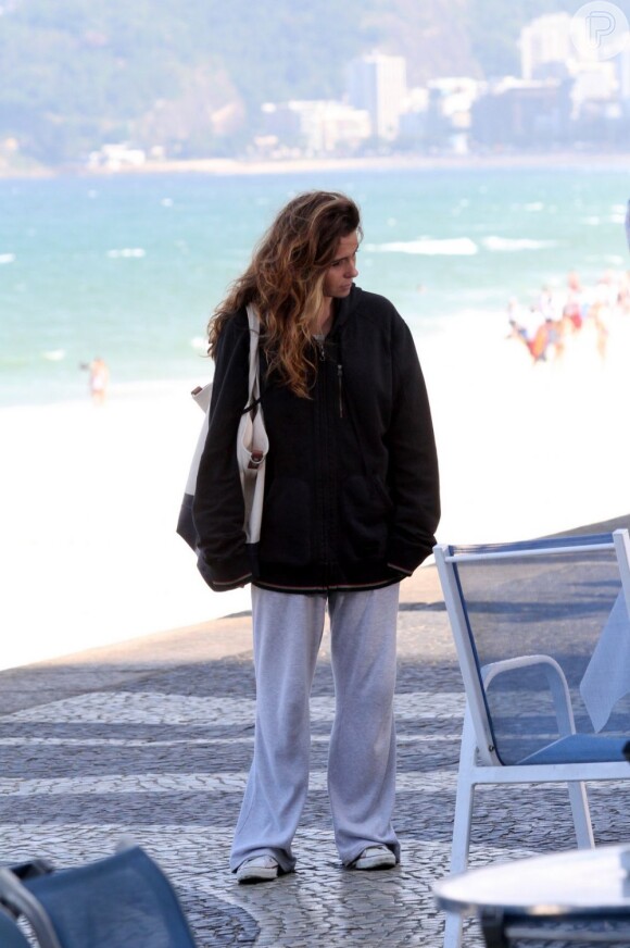 Giovanna Antonelli rodou cenas do filme 'SOS Mulheres ao Mar' de casaco preto e calça moletom cinza