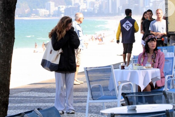 Giovanna Antonelli tentou fugir do vento frio da tarde desta segunda-feira (8), em praia da Zona Sul do Rio de Janeiro