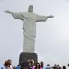 Kim kardishian e Kanye West posam no Cristo Redentor durante visita ao Brasil