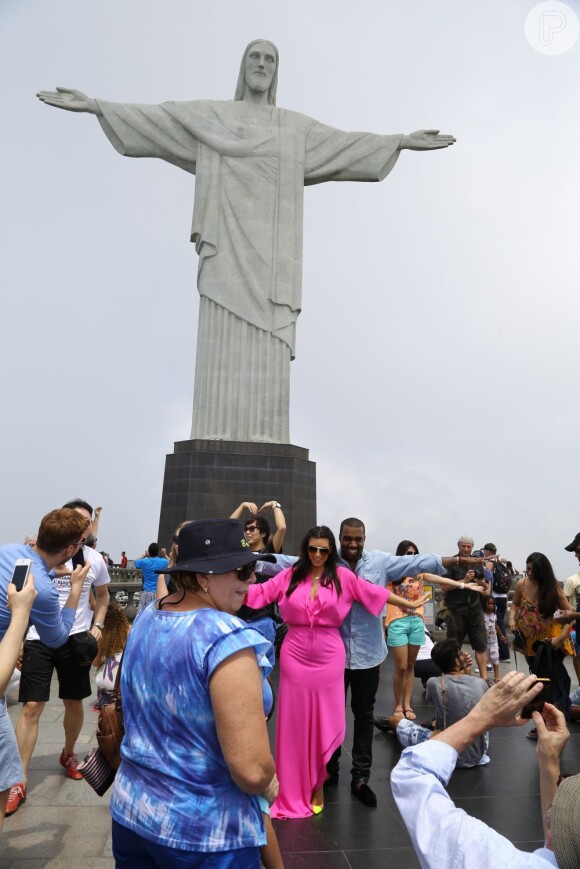 Kim kardishian e Kanye West posam no Cristo Redentor durante visita ao Brasil