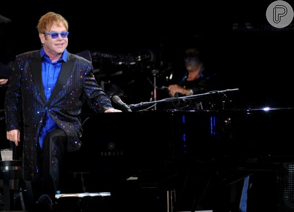 Elton sofre de apendicite e vai se submeter a uma cirurgia