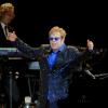 Elton John cancela show para se submeter a uma cirurgia em função de apendicite. Publicado em 9 de julho de 2013
