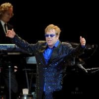 Elton John adia shows para se submeter a uma cirurgia devido a apendicite