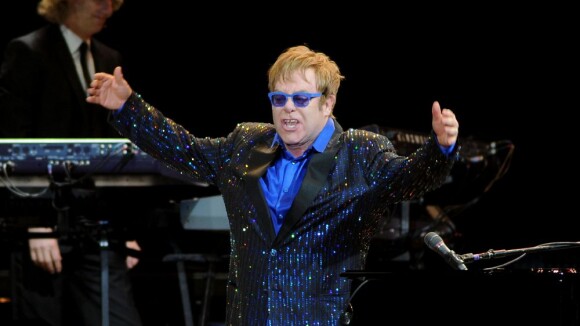 Elton John adia shows para se submeter a uma cirurgia devido a apendicite