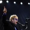 Elton John não voltará a fazer sua turnê até que se recupere completamente da cirurgia