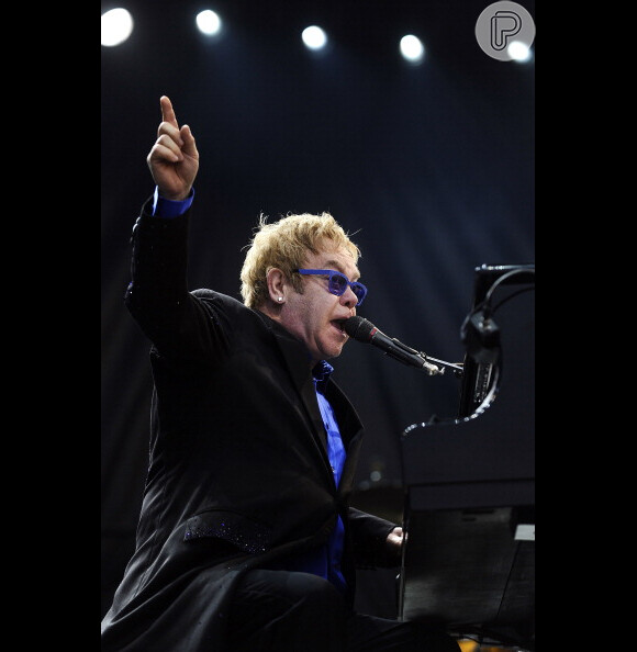 Elton John não voltará a fazer sua turnê até que se recupere completamente da cirurgia