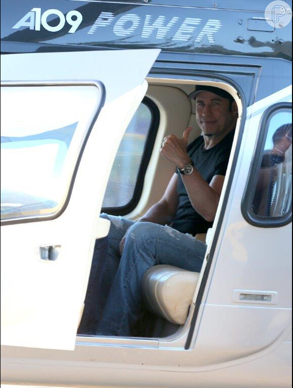 John Travolta embarca em helicóptero, no Rio, em 10 de julho de 2013