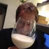 Tiago Leifert brinca com drink feito de leite em homenagem à aniversariante Claudia Leitte