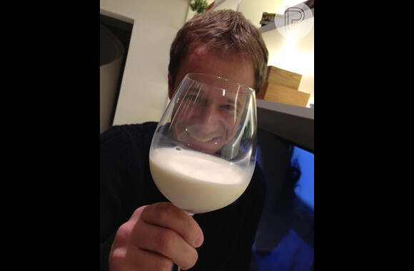 Tiago Leifert brinca com drink feito de leite em homenagem à aniversariante Claudia Leitte