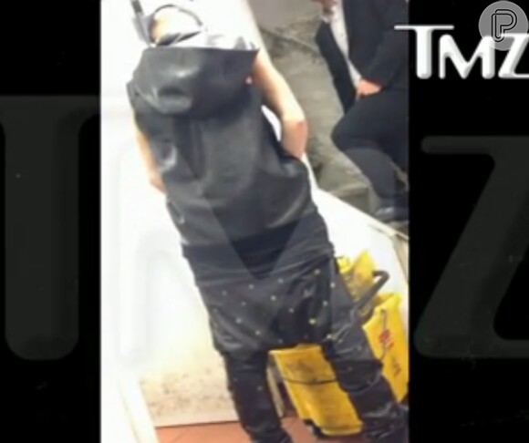 Justin Bieber é flagrado urinando em um balde de limpeza em um restaurante em Nova York, como mostra o site 'TMZ', nesta quarta-feira, 10 de julho de 2013