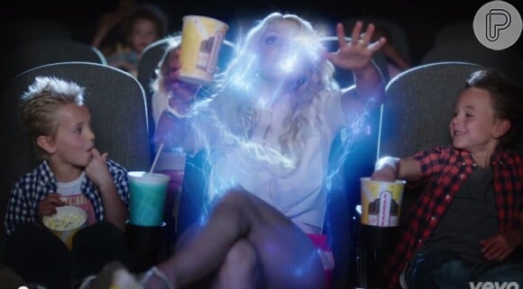 Britney Spears é teletransportada em clipe da música 'Oh La La', trilha sonoroa do filme 'Os Smurfs 2', que tem participação de seus filhos, Sean e Jayden
