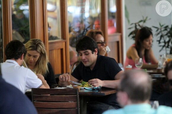 Carolina Dieckmann almoça com Bruno De Luca e com o marido, Tiago Worcman