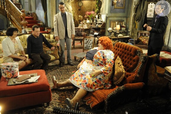 Dona Redonda (Vera Holtz) destroi sofá ao sentar-se em 'Saramandaia'