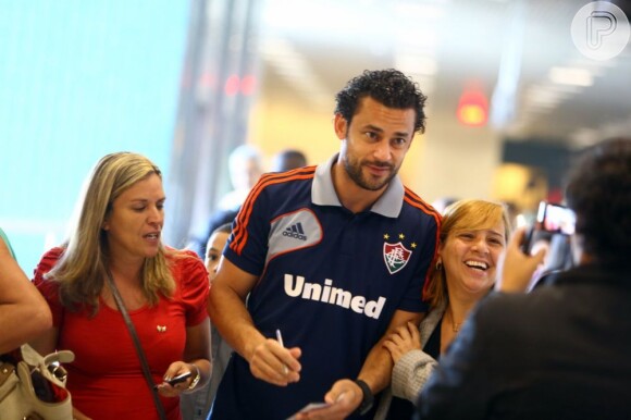O jogador Fred foi cercado por fãs no Aeroporto Santos Dumont, no Rio de Janeiro, em 12 de julho de 2013