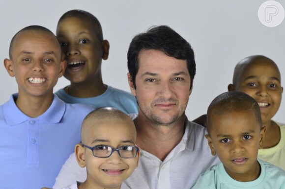 Marcelo Serrado foi fotografado com meninos amparados pela Casa Ronald McDonald