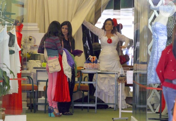 Elizabeth Savalla usa prova vestido de noiva em gravação de 'Amor à Vida', em São Paulo, em 14 de junho de 2013