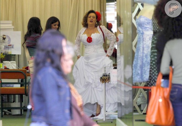 Elizabeth Savalla é flagrada provando vestido de noiva em gravação de 'Amor à Vida', em São Paulo