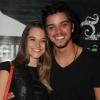 Rodrigo Simas e Juliana Paiva estão namorando na vida real e aguardam o momento certo para assumir o relacionamento. A informação é da coluna 'Retratos da Vida', do jornal carioca 'Extra' de 15 de julho de 2013