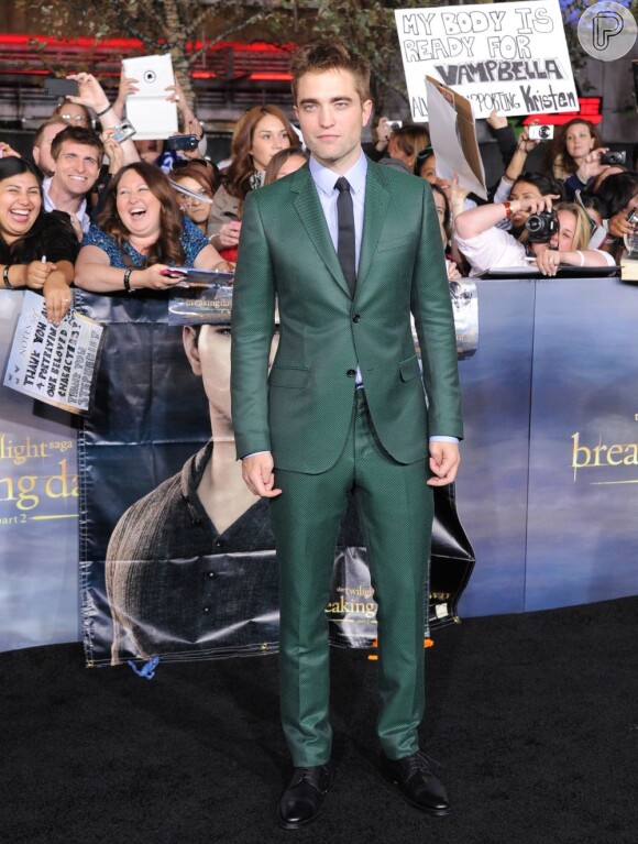 Robert Pattinson usa um terno Gucci na pré-estreia de "Crepúsculo" - capítulo 5: Amanhecer - parte 2, em Los Angeles, em 12 de novembro 2012