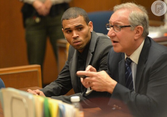 Chris Brown teve a liberdade condicional revogada por se envolver em um acidente de carro em maio deste ano e precisou pagar uma fiança para não ser preso, em 15 de julho de 2013