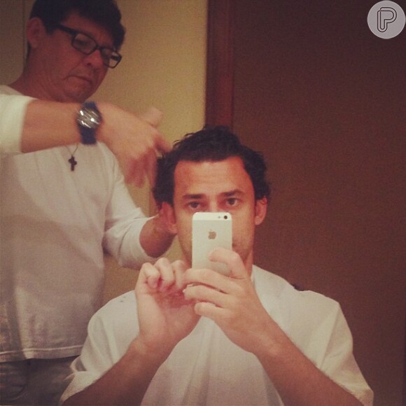 Fred publica foto cortando os cabelos em sua conta do instagram em 16 de julho de 2013