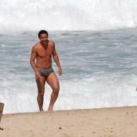 Jogador Fred é cercado por fãs em dia de praia no Rio de Janeiro