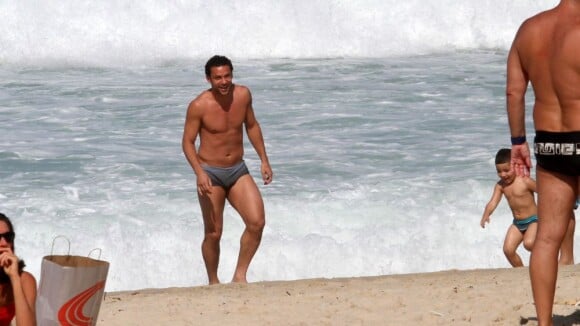 Jogador Fred é cercado por fãs em dia de praia no Rio de Janeiro