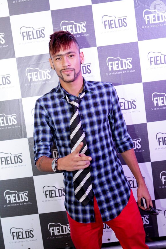 Neymar posa para foto antes de curtir festa junina em Florianópolis