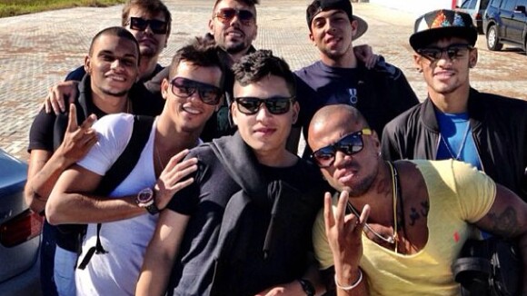 Neymar volta para casa depois de curtir alguns dias em Florianópolis com amigos