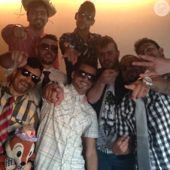 Neymar posa ao lado de amigos antes de curtir um festa junina em Florianópolis
