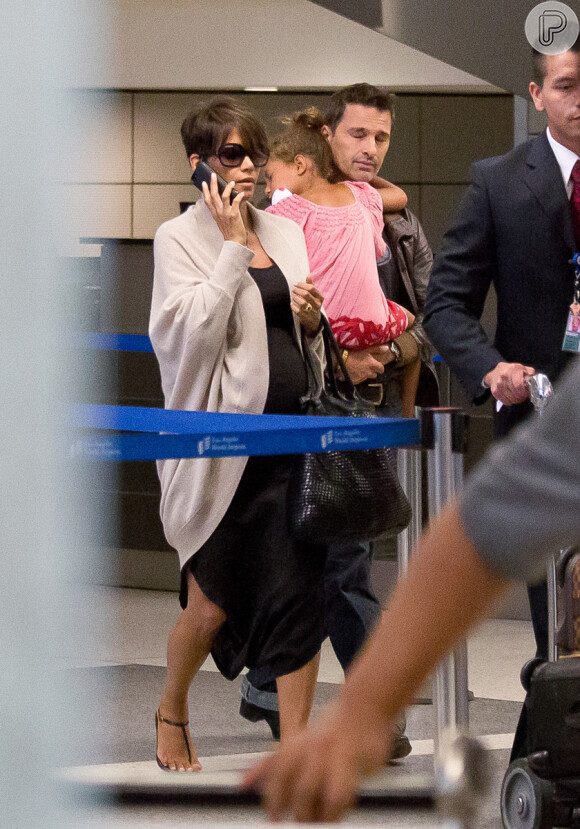 Halle Berry e Olivier Martinez desembarcam em Los Angeles, nos EUA, em 16 de julho de 2013