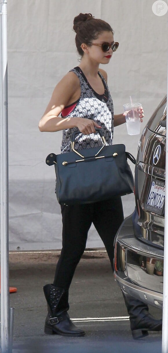 Selena Gomez tem uma rotina com muitos compromissos. Na foto, ela aparece deixando um estúdio de dança em Los Angeles, na Califórnia, em julho de 2013