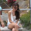 Selena Gomez exibe as pernas torneadas com um shortinho no restaurante Paradise Cove, em Malibu, Los Angeles, em junho deste ano