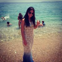 Bruna Marquezine curte dia de sol em praia na Grécia